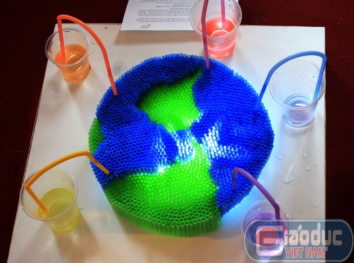 Ống mút vứt đi và cốc nhựa dùng một lần biến hóa thành hành tinh xanh